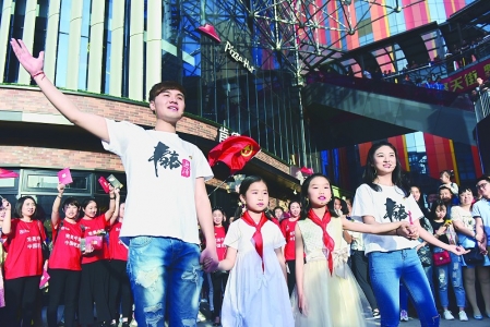 <br>          5月13日，太原青年人唱着红歌玩快闪，以此纪念中国共产主义青年团建团95周年。 本报记者 董元炜 摄<br><br>        