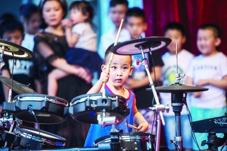 <br>          用一曲架子鼓独奏《小星星》赢得场下阵阵掌声的王浩然只有4岁，是当晚年纪最小的演员。 本报记者 李睿 摄<br><br>        