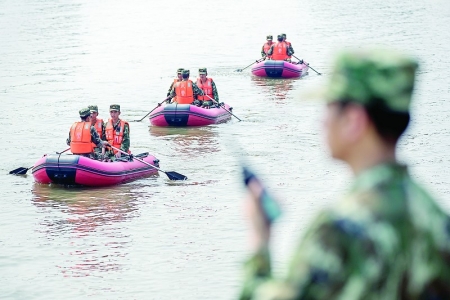 <br>          山西武警直属支队正在进行水上模拟救援演练。本报记者 胡远嘉 摄<br><br>        