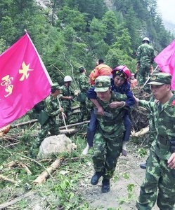 <br>          武警水电救援人员在九寨沟地震灾区转移受灾群众。 新华社记者 葛强俊 摄<br><br>        