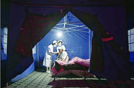 <br>          凌晨5点，九寨沟县人民医院护士在搭建的帐篷里为伤员打破伤风针。新华社记者 刘坤 摄<br><br>        
