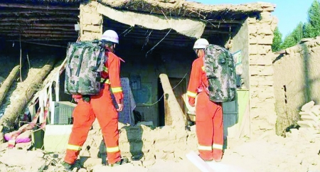 <br>          新疆博尔塔拉州精河县消防官兵在排查一处垮塌的土坯房。 新华社发<br><br>        