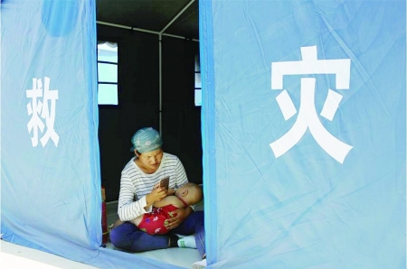 <br>          新疆精河县某救灾安置点，受灾群众在救灾帐篷里休息。 新华社记者 李京 摄<br><br>        