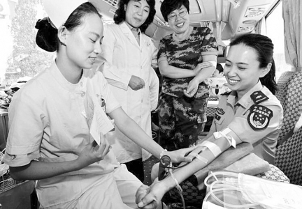 <br>          8月1日,建军90周年之际，山西武警总队医院68名医护人员参加献血，以献血致敬建军节。<br><br>        