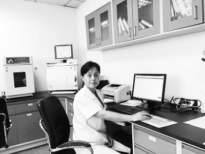 <br>          　　　　张翠英常说：“微生物检验工作费时费力，我的工作虽累但快乐着。”<br>    图片由受访者提供<br><br>        