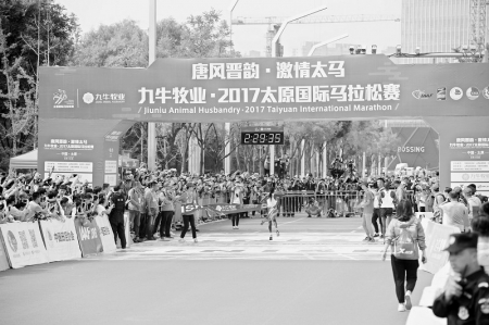 <br>          女子全程冠军到达终点<br>本版摄影本报记者李睿<br><br>        