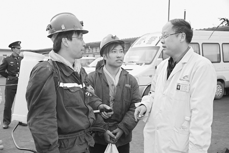 <br>              尹保行 (右一）正在为煤矿工人现场讲解消毒杀菌知识。<br>图片由受访者提供<br><br>        