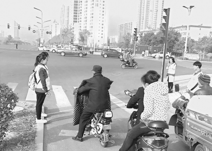 <br>          志愿者上街维持交通秩序本报记者陈晓平摄<br><br>        