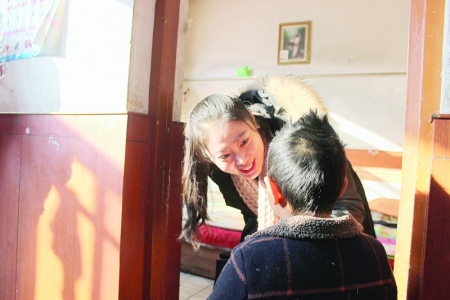 <br>          一名大学生正在与孔妈妈孤儿院的小朋友交流 图片由山西医科大学晋祠学院提供<br><br>        