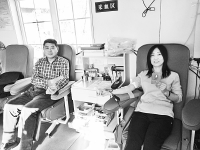 <br>          康泽林和呼小艳夫妻连续三年一起献血<br><br>        