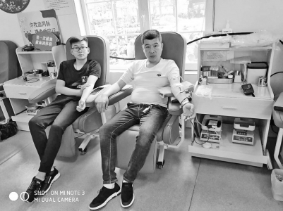 <br>          孙跃峰带18岁的儿子孙志强参加献血，超有爱心的父子俩<br><br>        
