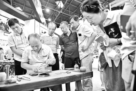 <br>          在第三届山西文博会阳泉展馆内，晋明堂文化科技有限公司的工艺师以紫砂工艺展示的形式，让参观者近距离感受平定紫砂的文化魅力。<br>资料图片<br><br>        