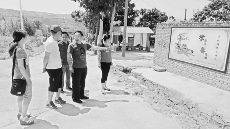 <br>          杨俊红（左四）带领大家创建的“家风家训”一条街 本版图片均由对方提供<br><br>        