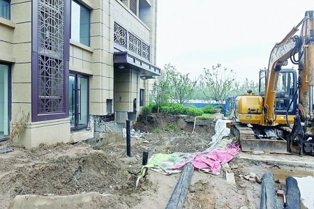 <br>          7月12日，6号楼门口已被挖开处理<br>本报记者 董元炜 摄<br><br>        