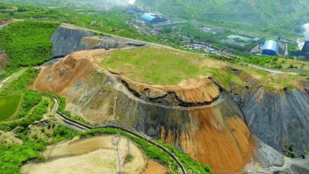<br>          治理后的龙母沟煤矸石山<br>图片由古县检察院提供<br><br>        