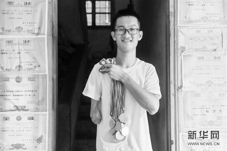 <br>              江剑在安徽歙县一处小学里进行跳 远 训练，十月份他将代表黄山市参加安徽省残疾人运动会。<br>据新华社<br><br>        
