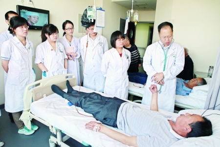 <br>          刘光珍（右一）带领学生与患者进行业务交流学习 本报记者 王钰钦 摄<br><br>        