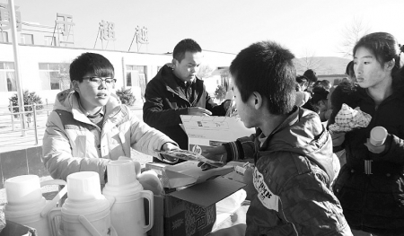 <br>          中国矿业大学支教团为山区学生完成“微心愿” 资料图片<br><br>        