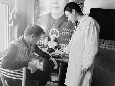 <br>          　贾毅正在为村民测量血压 本组图片均由受访者提供<br><br>        