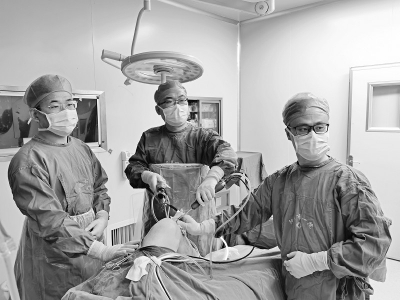 <br>          陆兴（左二）为患者进行关节镜下前交叉韧带重建手术 本组图片均由受访者提供<br><br>        