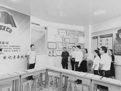 <br>          团省委书记张钧（左四）在运城调研共青团基层组织改革工作<br><br>        