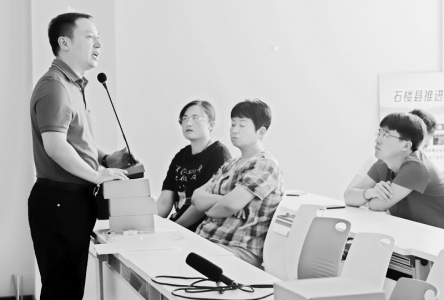 <br>          研习班讲师传授致富经验 图片由吕梁市石楼团县委提供<br><br>        