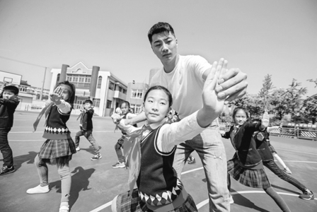 <br>              5月7日，江苏省海安市教师发展中心附属小学的学生正在体育课上学习传统武术。 视觉中国供图<br><br>        