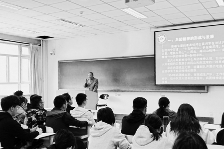 <br>          曹连莆教授经常在石河子大学的“兵团精神育人——名师思政导航课”上讲述自己的故事 本组图片均为资料图片<br><br>        