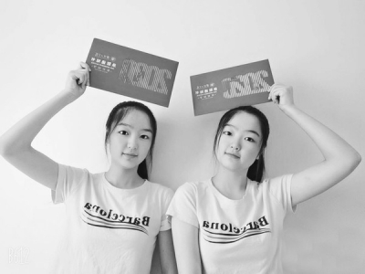 <br>          姐姐王紫轩（右）和妹妹王紫凌手持录取通知书合影。<br><br>        