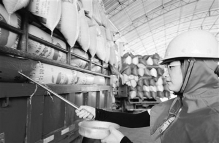 <br>          　　　　在江西省吉安市泰和县中央储备粮泰和直属库有限公司，员工正在对稻谷进行抽样检测，确保粮食收储入库质量。<br><br>        