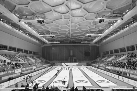 <br>          　　　　2019年12月8日，观众在国家游泳中心观看中国青少年冰壶公开赛女子冰壶决赛。<br><br>        