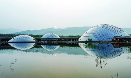 <br>          太原植物园基本竣工，三颗“露珠”镶嵌在晋阳湖畔。<br><br>        
