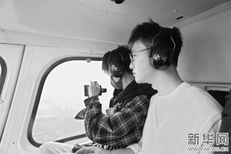 <br>          学生乘坐直升机进行飞行体验。<br><br>        