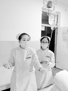<br>          护士秦慧洁（左一）准备给患者输液<br><br>        