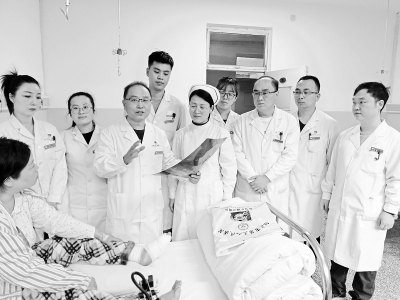 <br>          手外科主任李永军（左四）带领青年医护查房<br><br>        
