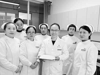<br>          手外科主任李永军（左五）和青年护士们一起交流学习<br><br>        