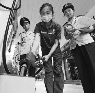 <br>          安徽淮北，执法人员在加油站抽检油品。<br><br>        