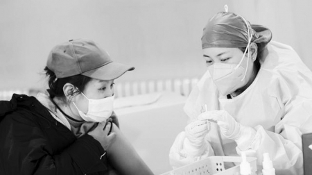 <br>          医务人员准备为北京市海淀区市民接种新冠疫苗<br><br>        