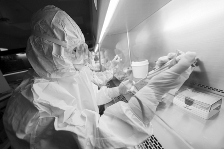 <br>          基地工作人员在配置PCR试剂<br><br>        