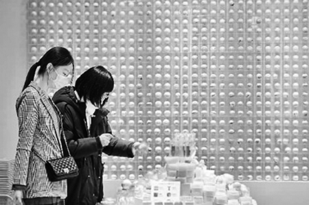 <br>              1月11日，两个姑娘在山东烟台大悦城商场购物。<br><br>        