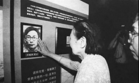 <br>              ▲1999年，82岁高龄的姜绮华在白公馆当年关押许晓轩烈士的牢房里，轻轻抚摸着丈夫的遗像。<br><br>        