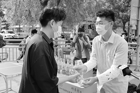 <br>          在太原市外国语学校考点，志愿者为考生送水。<br><br>        