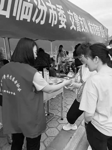 <br>          青年志愿者提供消暑用品 图片由临汾团市委提供<br><br>        