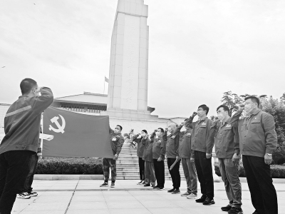 <br>          革命烈士纪念馆重温入党誓词 图片由通讯员 李莹提供<br><br>        