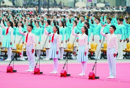 <br>          　　7月1日上午，庆祝中国共产党成立100周年大会在北京天安门广场隆重举行。这是共青团员和少先队员代表集体致献词。 新华社记者 陈晔华 摄<br><br>        