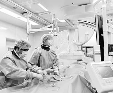 <br>          团队为患者实施周围血管介入治疗 图片由长治市中医研究所附属医院外科提供<br><br>        