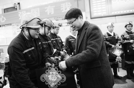 <br>          团省委书记张钧（右）为奋战在采矿一线的青年突击队员送去节日祝福<br><br>        