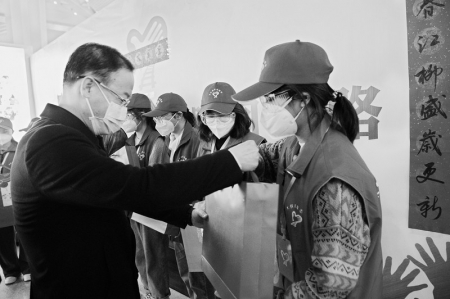<br>          团省委副书记丁国栋（左）看望慰问坚守在春运服务一线的青年志愿者<br><br>        