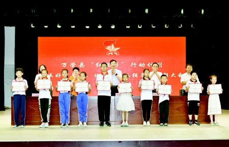 <br>          万荣团县委创新性开展“红孩子”行动计划 本版图片均由共青团万荣县委提供<br><br>        