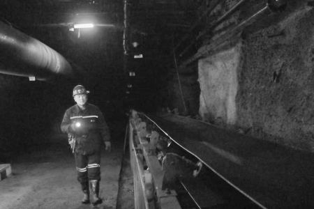 <br>          山西焦煤集团杜儿坪矿员工在矿井下工作<br><br>        